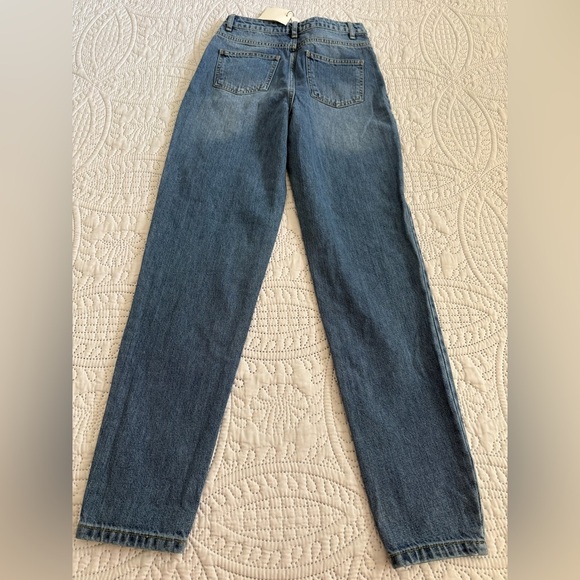Boohoo Mid Wash Classic Mom Jeans - Picture 5 of 9